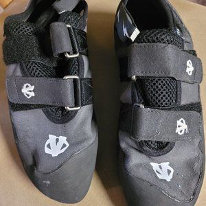 Evolv Climbing Shoes - 8.5